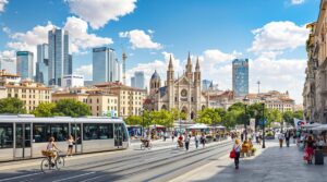 découvrez montpellier, une ville dynamique en pleine évolution, alliant histoire, culture et innovation. explorez ses quartiers en pleine transformation, ses projets ambitieux et son riche patrimoine qui font de cette métropole du sud de la france un lieu de vie attractif et moderne.